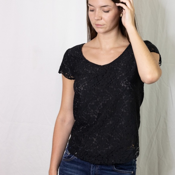 Talula Aritzia black floral lace short sleeve top - Picture 4 of 8